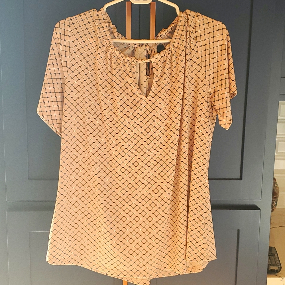 Worthington size xL light pink and black patterned blouse.